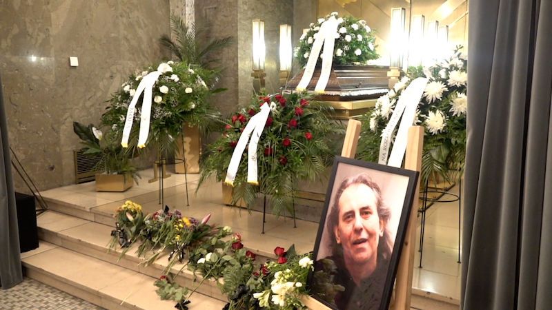 Lidé se rozloučili s hudebníkem Vítězslavem Vávrou, na pohřeb přišel i Karel Šíp